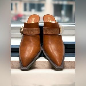 FOREVER TAN MULES WITH SIDE YELLOW BUCKLE. Size 6, 3 inch heel.
